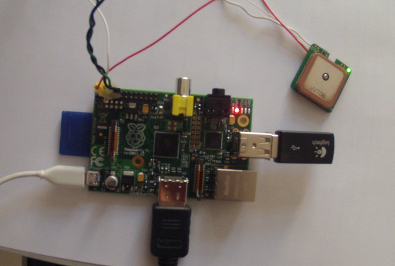 Einplatinenrechner mit GPS-Modul und Kabeln