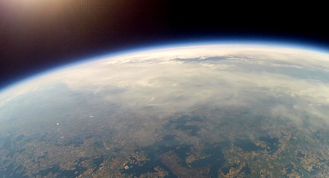 Erdkrümmung, dünne blaue Atmosphäre und schwarzer Himmel