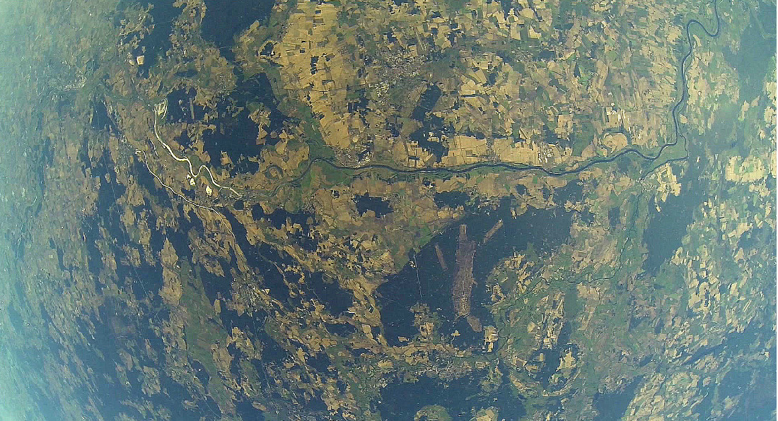 Felder, Orte und Flussläufe im Fisheye-Objektiv aus großer Höhe